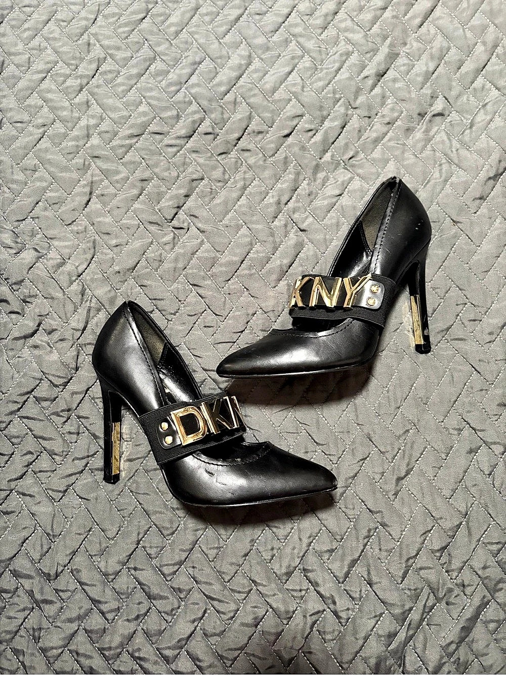 DKNY Black & Gold Logo Pointed-Toe Stiletto Heels - Size 6